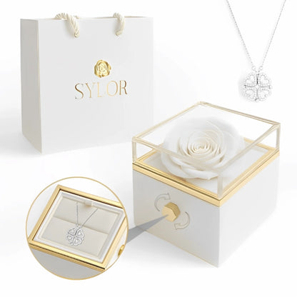 Collana con scatola di rose vere e quadrifoglio di cuori