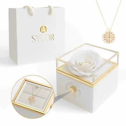 Collana con scatola di rose vere e quadrifoglio di cuori